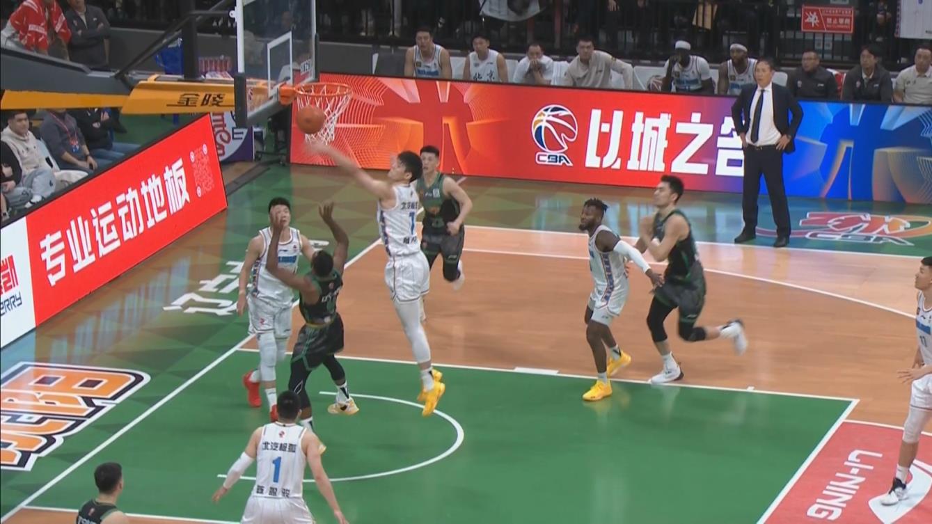 曾凡博釘板血帽弗格上籃 本場(chǎng)個(gè)人第6個(gè)蓋帽！